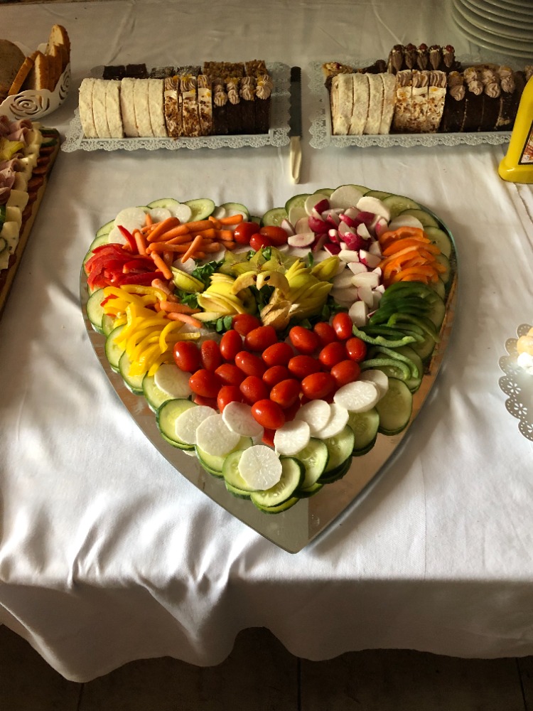 restaurace-kramze-cihelna-chlum-oblozeny-talir-srdce